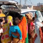 आईना:पत्रकार ने गरीब बच्चों के चेहरे पर लौटाई मुस्कान, स्वेटर किए विपरीत