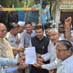 गौ माता को राष्ट्र माता का सम्मान दिलाने को शहर में संकीर्तन करते हुए निकाली विशाल पदयात्रा, सौंपा ज्ञापन