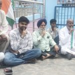 भ्रष्टाचार के खिलाफ मौन धारण कर अम्बेडकर प्रतिमा के पास बैठे कांग्रेसी