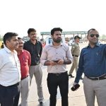 फ्लाईओवर निर्माण कार्यों की धीमी गति पर डीएम ने लगाई फटकार