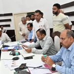 सीएम हेल्पलाइन में 36 दिन से दर्ज शिकायतों का निस्तारण न होंने पर जिलाधिकारी ने अधिकारियों को लगाई कड़ी फटकार