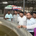 रंगीन मत्स्य पालन को बढ़ावा देने को जिलाधिकारी ने रंगीन मत्स्य कलस्टर का किया निरीक्षण