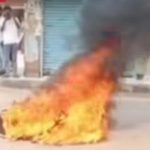 चलती हुई इलेक्ट्रिक स्कूटी में लगी भीषण आग, वाहन स्वामी ने कूद कर बचाई जान