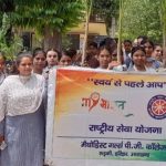 मैथोडिस्ट कॉलेज में शिक्षिकाएं अपनी मां के नाम पर एक-एक वृक्ष लेकर पहुंची और किया पौधरोपण