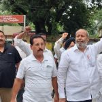 यूजर चार्ज के विरोध में कांग्रेसियों ने किया नगर आयुक्त कार्यालय का घेराव