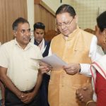 मुख्यमंत्री धामी ने मुख्य सेवक सदन में प्रदेश के विभिन्न क्षेत्रों से आए लोगों की सुनी समस्याएं