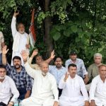 जिलाधिकारी को भी गुमराह कर रहे अधिकारी, नाराज कांग्रेसी धरने पर बैठे