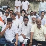 एडीबी अधिकारियों के खिलाफ जल संस्थान के बाहर धरने पर बैठे कांग्रेसी