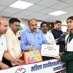 हाईस्कूल में उच्चस्थान प्राप्त करने वाली और खेल प्रतियोगिताओं में उत्कृष्ट प्रदर्शन करने वाली 60 बालिकाएं सम्मानित