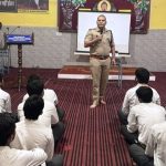यातायात पुलिस ने आनंद स्वरूप आर्य सरस्वती विद्या मंदिर विद्यालय के छात्रों को पढ़ाया यातायात नियमों का पाठ