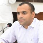 ओलावृष्टि से हुए नुकसान का आकलन कर प्रभावितों को राहत पहुंचाने के लिए जिलाधिकारी ने अधिकारियों को दिए निर्देश